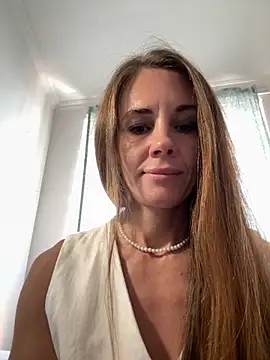Snapshot of LucieMack chatting on 09.10.25 LucieMack online show from 09.10.25