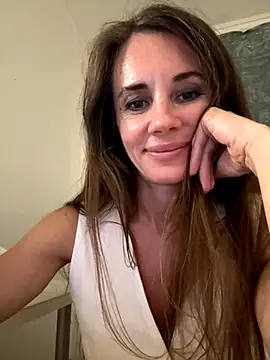 Snapshot of LucieMack chatting on 09.10.25 LucieMack online show from 09.10.25