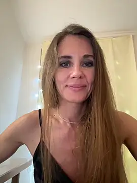 Snapshot of LucieMack chatting on 09.26.25 LucieMack online show from 09.26.25