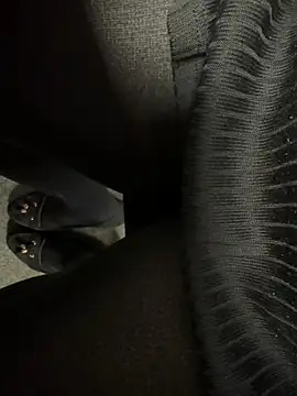 Snapshot of HiddenHoneyLDN chatting on 09.10.25 HiddenHoneyLDN online show from 09.10.25