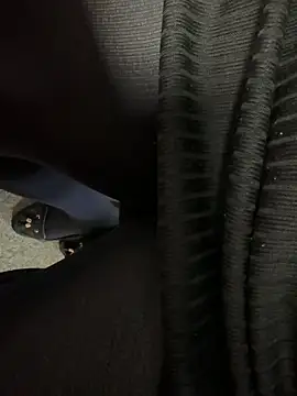 Snapshot of HiddenHoneyLDN chatting on 09.11.25 HiddenHoneyLDN online show from 09.11.25