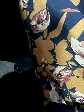 Snapshot of HiddenHoneyLDN chatting on 09.17.25 HiddenHoneyLDN online show from 09.17.25