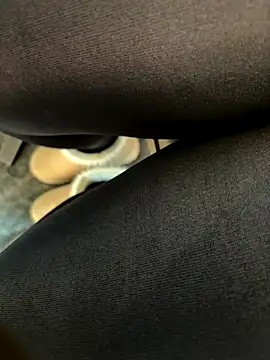 Snapshot of HiddenHoneyLDN chatting on 10.04.25 HiddenHoneyLDN online show from 10.04.25