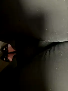 Snapshot of HiddenHoneyLDN chatting on 10.28.25 HiddenHoneyLDN online show from 10.28.25