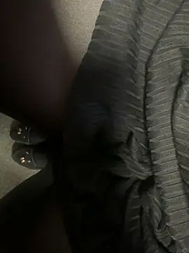 Snapshot of HiddenHoneyLDN chatting on 10.31.25 HiddenHoneyLDN online show from 10.31.25