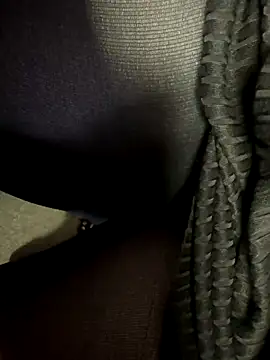 Snapshot of HiddenHoneyLDN chatting on 11.17.25 HiddenHoneyLDN online show from 11.17.25