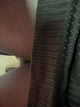 Snapshot of HiddenHoneyLDN chatting on 11.25.25 HiddenHoneyLDN online show from 11.25.25