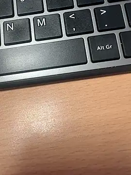 Snapshot of HiddenHoneyLDN chatting on 11.26.25 HiddenHoneyLDN online show from 11.26.25