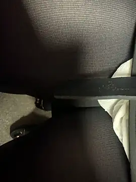 Snapshot of HiddenHoneyLDN chatting on 11.27.25 HiddenHoneyLDN online show from 11.27.25