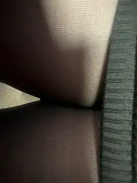 Snapshot of HiddenHoneyLDN chatting on 12.03.25 HiddenHoneyLDN online show from 12.03.25