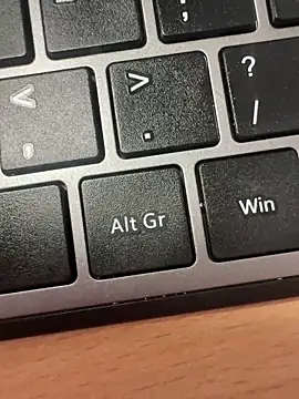 Snapshot of HiddenHoneyLDN chatting on 12.04.25 HiddenHoneyLDN online show from 12.04.25