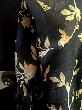 Snapshot of HiddenHoneyLDN chatting on 12.05.25 HiddenHoneyLDN online show from 12.05.25