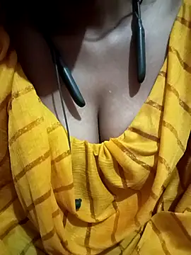 Snapshot of kaviyaponnu0987 chatting on 05.16.26 kaviyaponnu0987 online show from 05.16.26