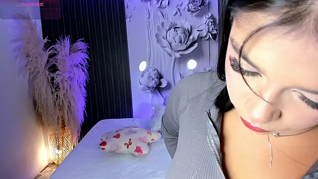 ShaniaDaniels online show from 04.28.26