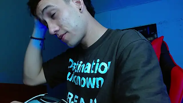 Snapshot of alexgiraldo__ chatting on 06.13.26 alexgiraldo online show from 06.13.26