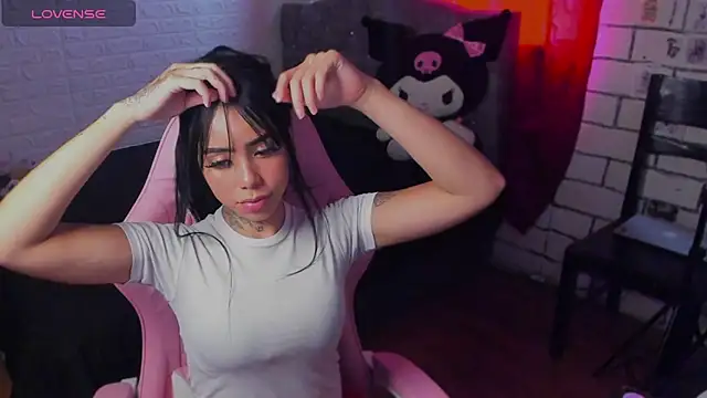 Snapshot of babee_04 chatting on 11.06.25 babee 04 online show from 11.06.25