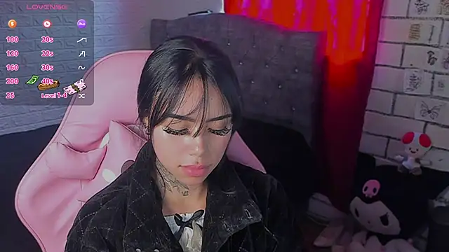 Snapshot of babee_04 chatting on 11.29.25 babee 04 online show from 11.29.25