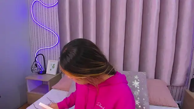 SamanthaPeachss online show from 11.06.25