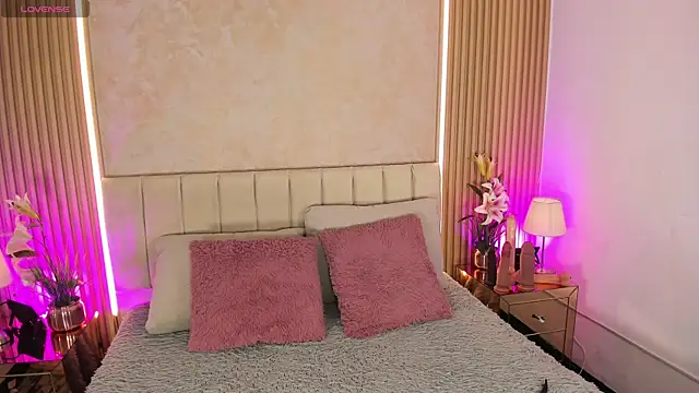 MaddyGray  online show from 04.25.26