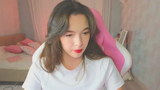 Snapshot of yuna_sunshy chatting on 10.16.25 yuna sunshy online show from 10.16.25