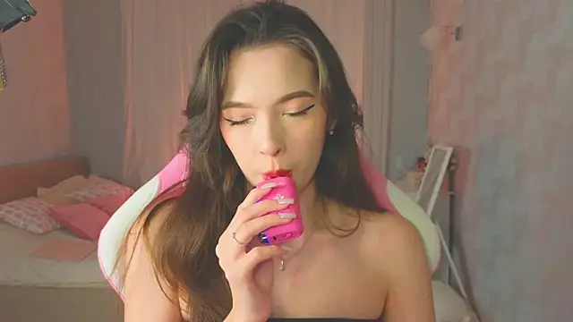 Snapshot of yuna_sunshy chatting on 10.25.25 yuna sunshy online show from 10.25.25