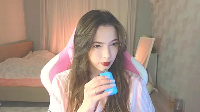 Snapshot of yuna_sunshy chatting on 11.14.25 yuna sunshy online show from 11.14.25