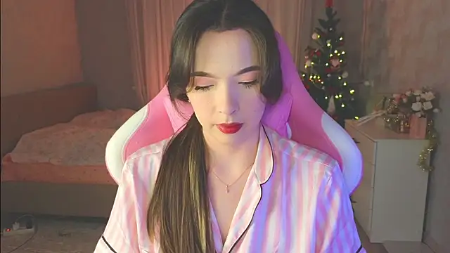 Snapshot of yuna_sunshy chatting on 12.20.25 yuna sunshy online show from 12.20.25