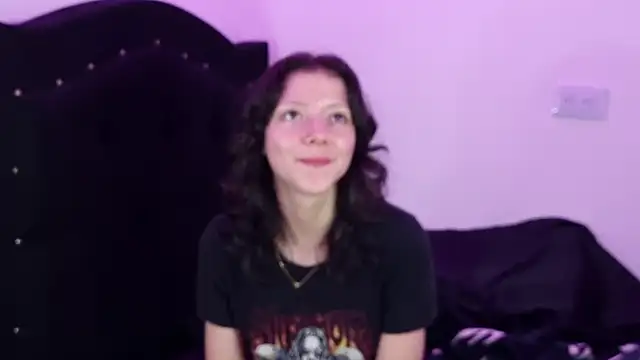 Snapshot of Lovers_cave chatting on 09.20.25 Lovers cave online show from 09.20.25