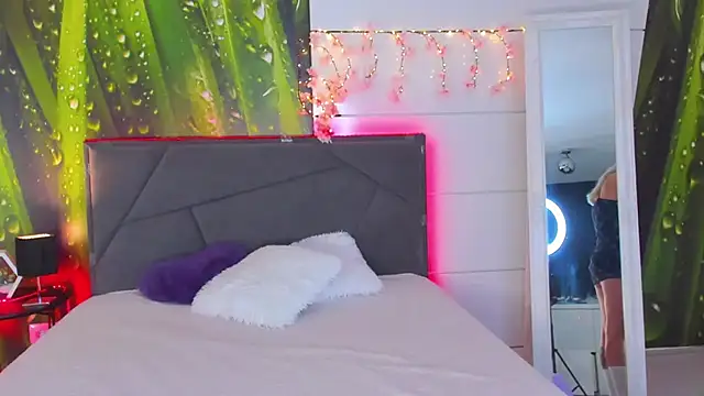 HollyTailors online show from 09.25.25