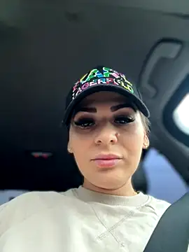 Snapshot of iSelena chatting on 10.28.25 iSelena online show from 10.28.25