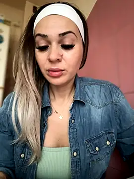 Snapshot of iSelena chatting on 11.13.25 iSelena online show from 11.13.25