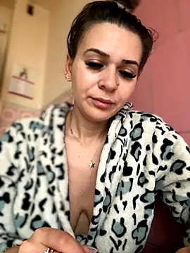 Snapshot of iSelena chatting on 11.14.25 iSelena online show from 11.14.25