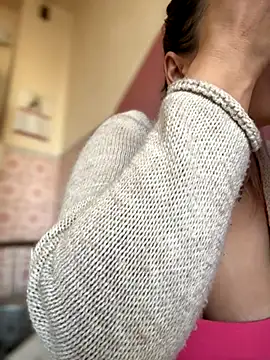 Snapshot of iSelena chatting on 11.24.25 iSelena online show from 11.24.25