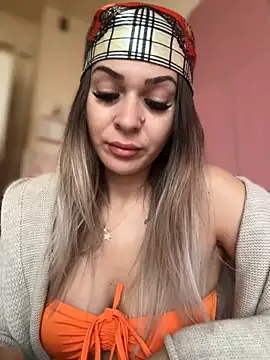 Snapshot of iSelena chatting on 11.26.25 iSelena online show from 11.26.25