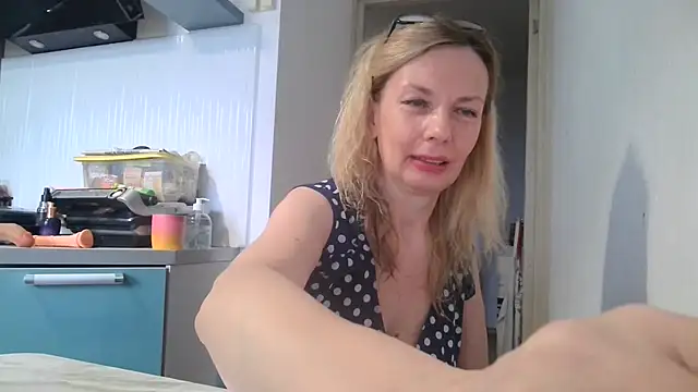 Snapshot of Sweetmurrr chatting on 06.14.26 Sweetmurrr online show from 06.14.26