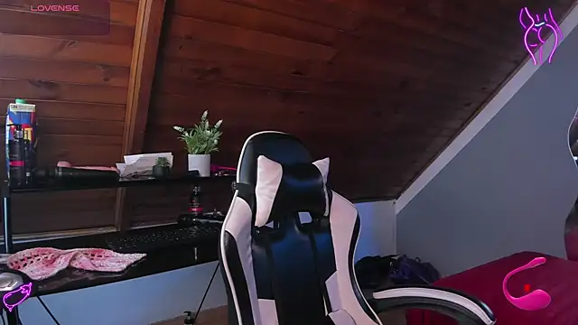 Snapshot of yumi_hanna chatting on 12.17.25 yumi hanna online show from 12.17.25