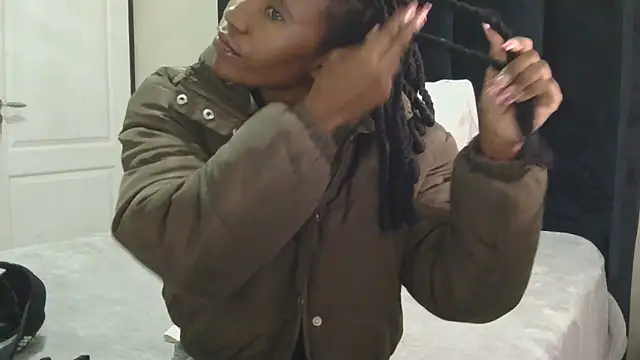 Snapshot of Petite_Queenxx chatting on 09.25.25 Petite Queenxx online show from 09.25.25