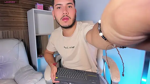 Axel grey  online show from 10.04.25