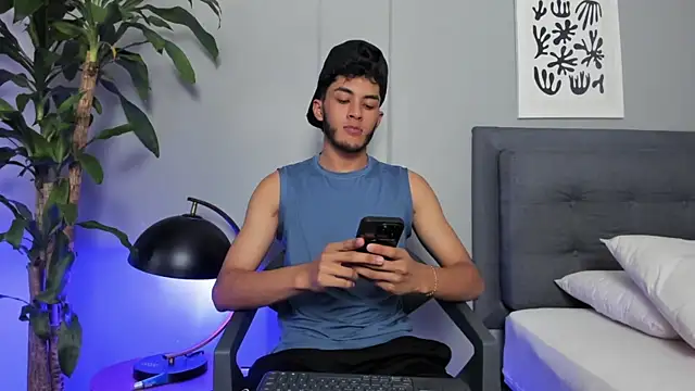 Snapshot of Tylerffoxx chatting on 04.14.26 Tylerffoxx online show from 04.14.26