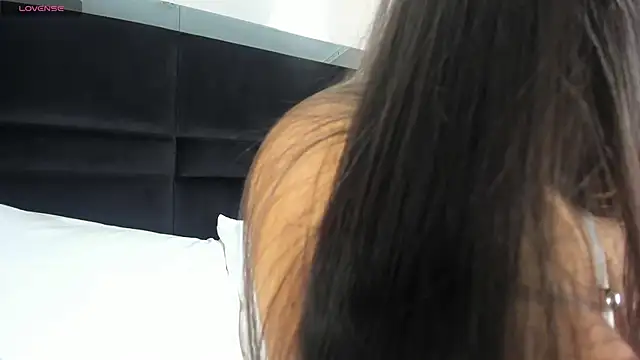 CarolineLee  online show from 04.21.26