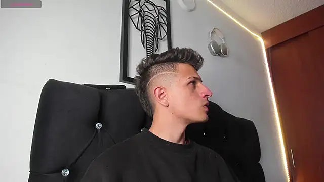 Snapshot of kevin_ahss chatting on 11.20.25 kevin ahss online show from 11.20.25