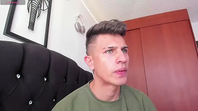 Snapshot of kevin_ahss chatting on 11.22.25 kevin ahss online show from 11.22.25