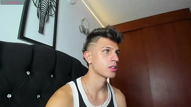 Snapshot of kevin_ahss chatting on 12.04.25 kevin ahss online show from 12.04.25