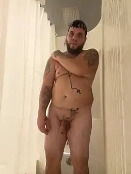 Snapshot of LuisBellaco chatting on 10.28.25 LuisBellaco online show from 10.28.25