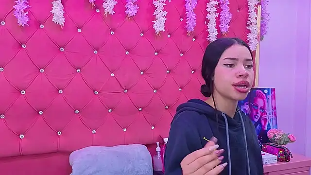 Snapshot of Nanis_James chatting on 11.08.25 Nanis James online show from 11.08.25