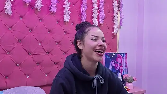 Snapshot of Nanis_James chatting on 11.09.25 Nanis James online show from 11.09.25