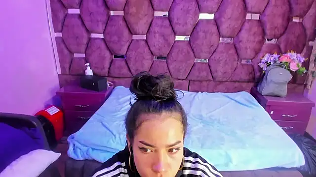 Nanis James online show from 05.09.26