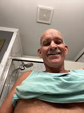 Snapshot of RightSized62 chatting on 10.19.25 RightSized62 online show from 10.19.25