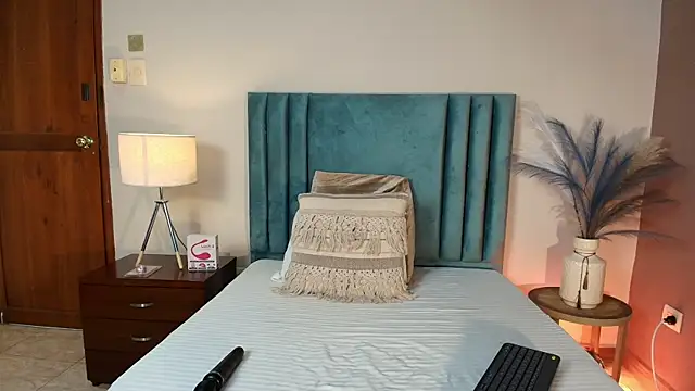 Snapshot of DaphneBeaumont chatting on 11.26.25 DaphneBeaumont online show from 11.26.25