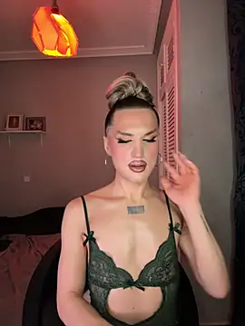 Snapshot of lacattiva chatting on 10.14.25 lacattiva online show from 10.14.25